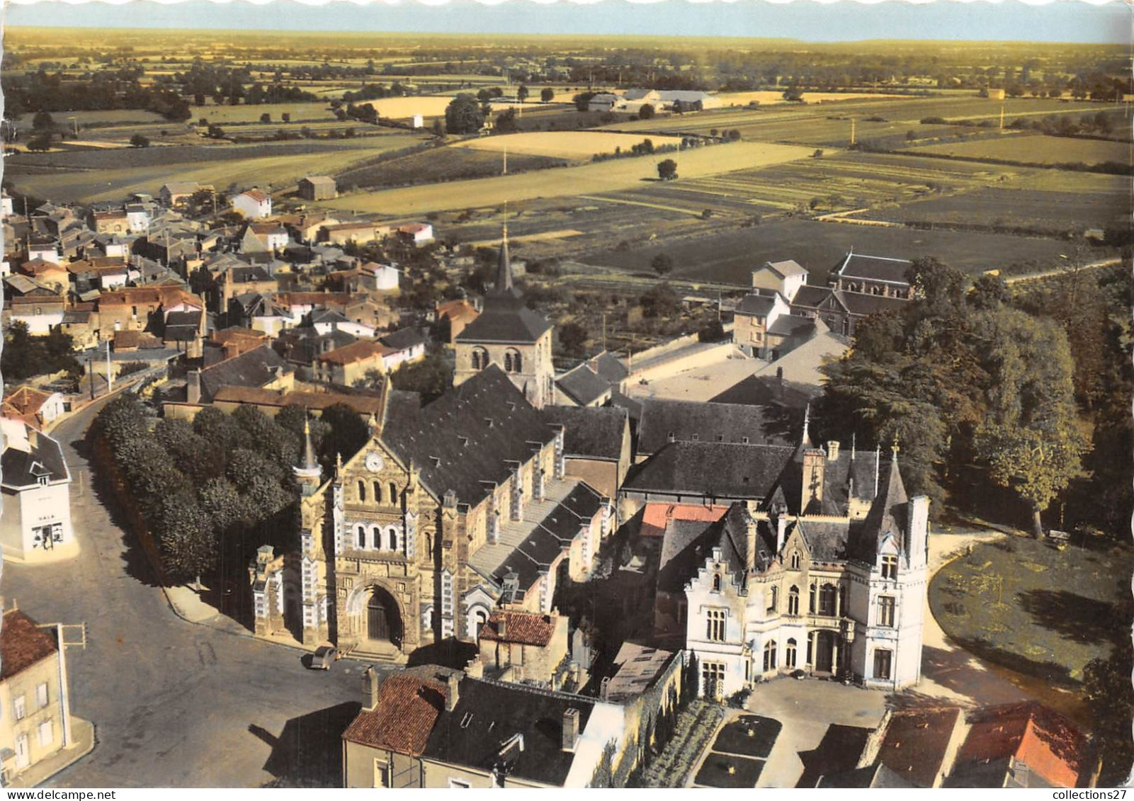 49-CHEMILLE- PLACE ST-PIERRE, L'EGLISE ET LE CHÂTEAU VUE DU CIEL - Chemille