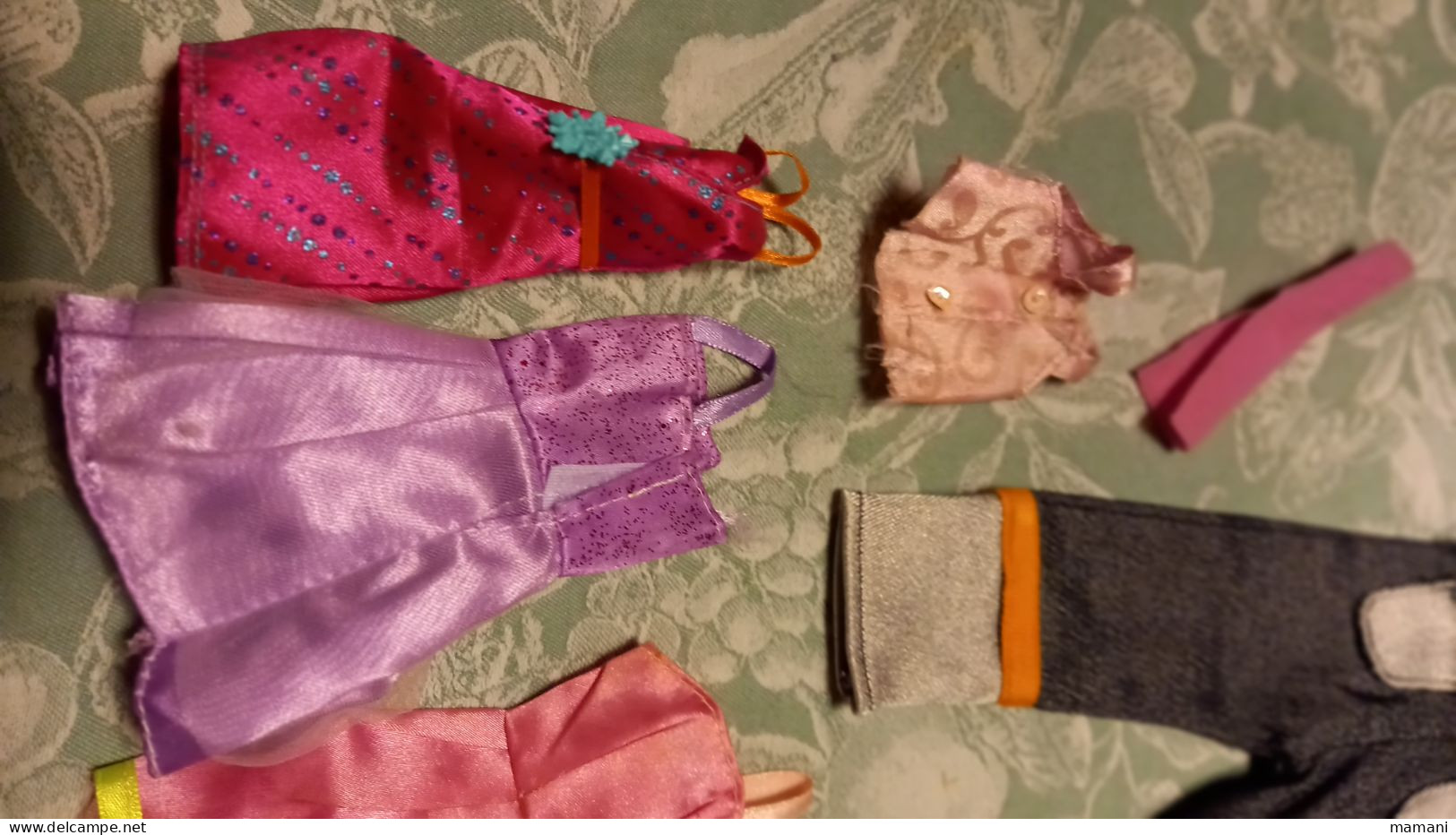 Lot de vêtements pour poupee