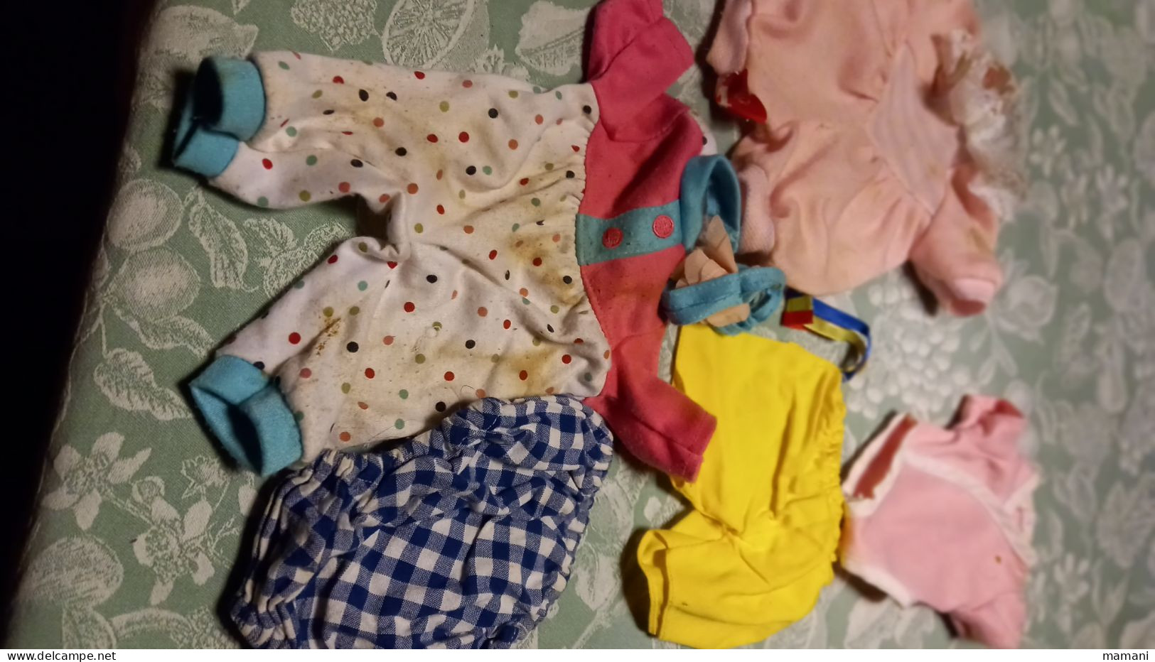 Lot de vêtements pour poupee