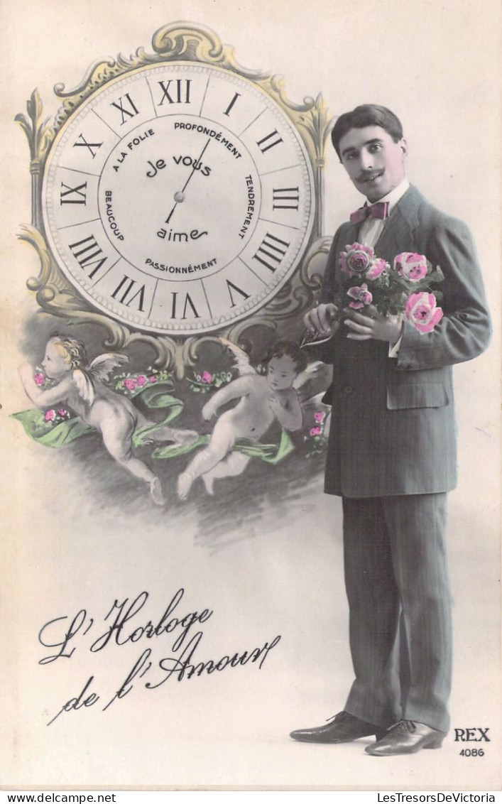 HOMMES - L'Horloge De L'Amour - Je Vous Aime Profondément - Homme Tiens Des Fleurs à La Main - Carte Postale Ancienne - Mannen