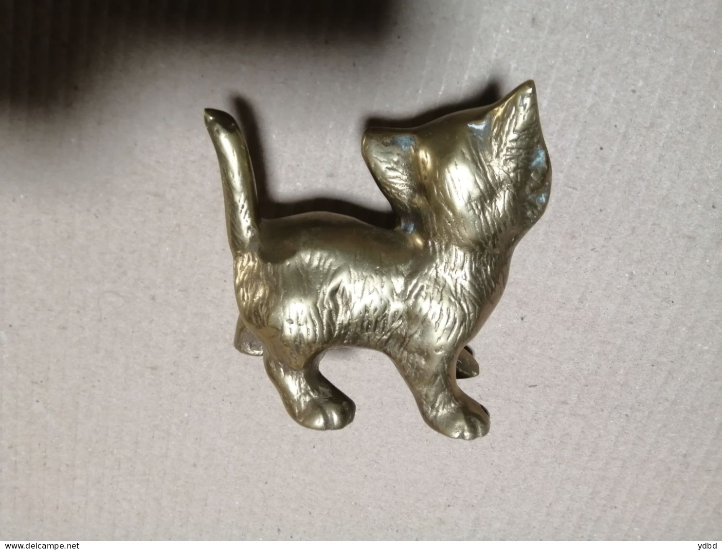 UN PETIT CHAT EN BRONZE OU LAITON - Bronces