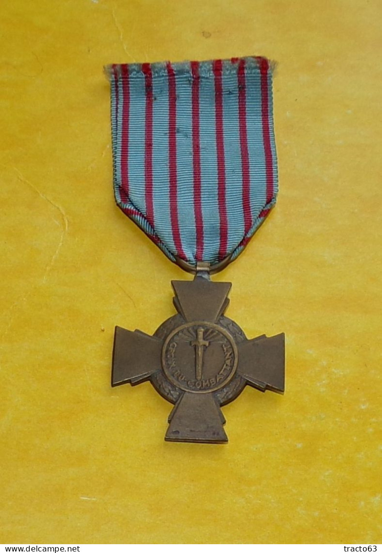 MEDAILLE : LA CROIX DU COMBATTANT DE LA REPUBLIQUE FRANCAISE ,BON ETAT VOIR PHOTOS  . POUR TOUT RENSEIGNEMENT ME CONTACT - France