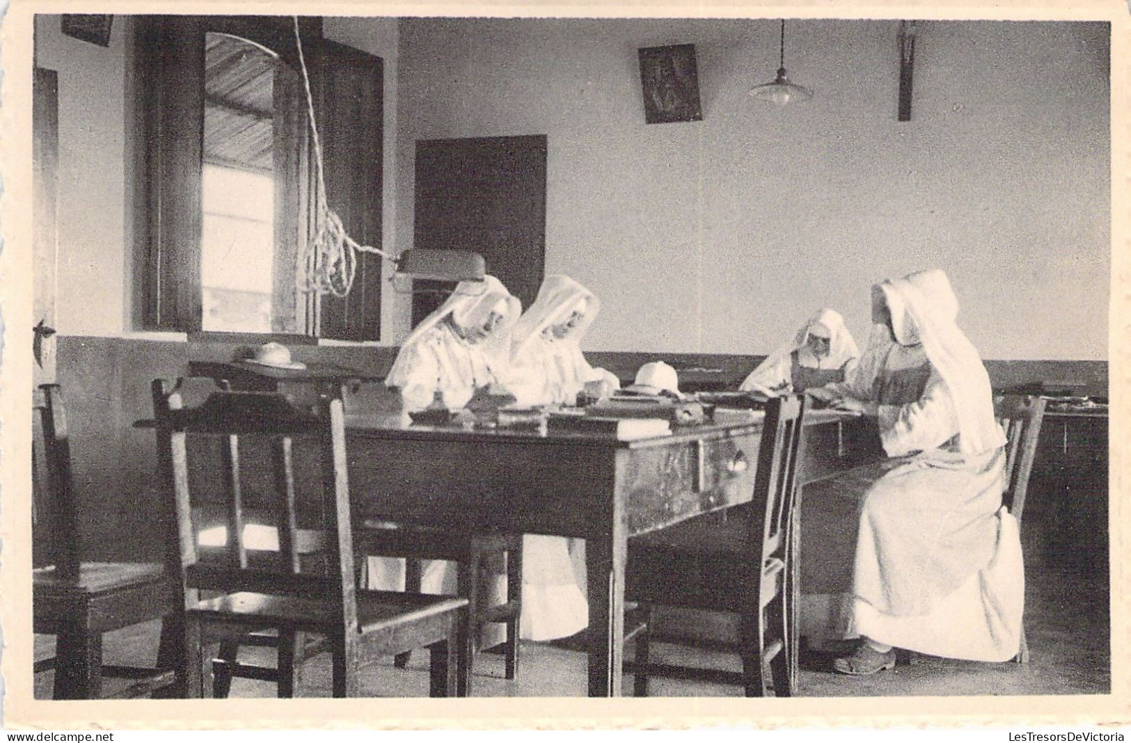 CONGO BELGE - Missions Des Filles De Marie De Pesches - Mangembo - Dans Le Studio - Correction  - Carte Postale Ancienne - Belgian Congo