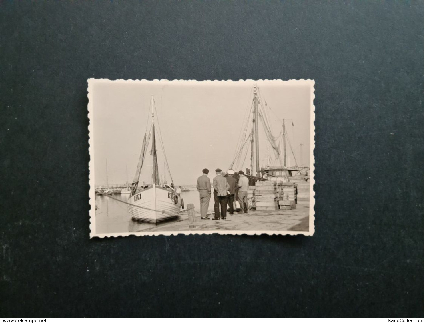 Gruppe Von Fischern Am Fischereihafen, Fischkutter, Sw-Fotografie 7 X 10 Cm - Berufe