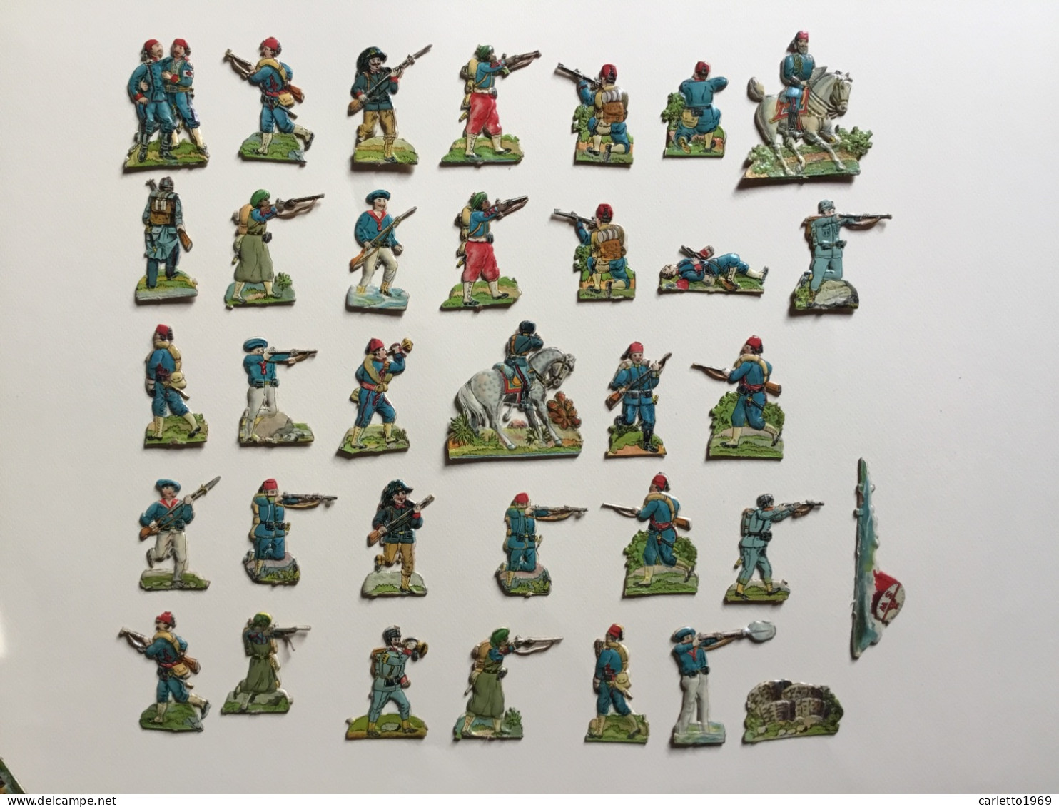 64 PEZZI SOLDATINI, NAVI IN CARTONE PRESSATO D’EPOCA - Figurines