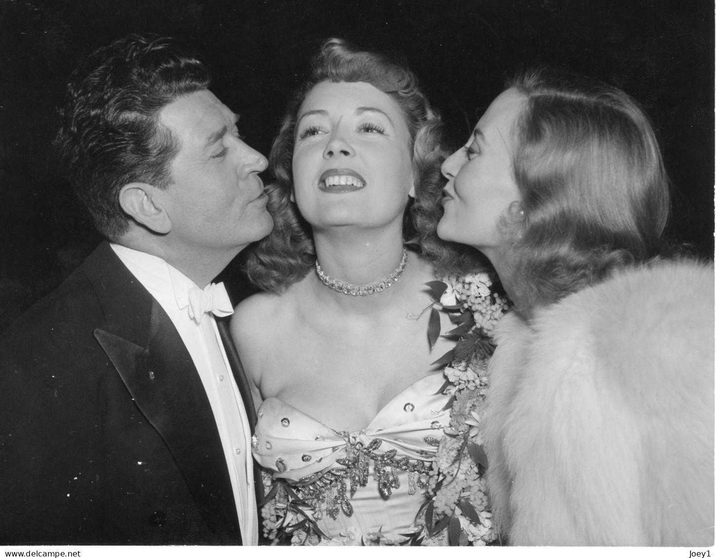 Photo Albert Préjean Avec Michelle Morgan Qui Embrasse Janine Marsay Miss Cinéma 1947 - Personalità