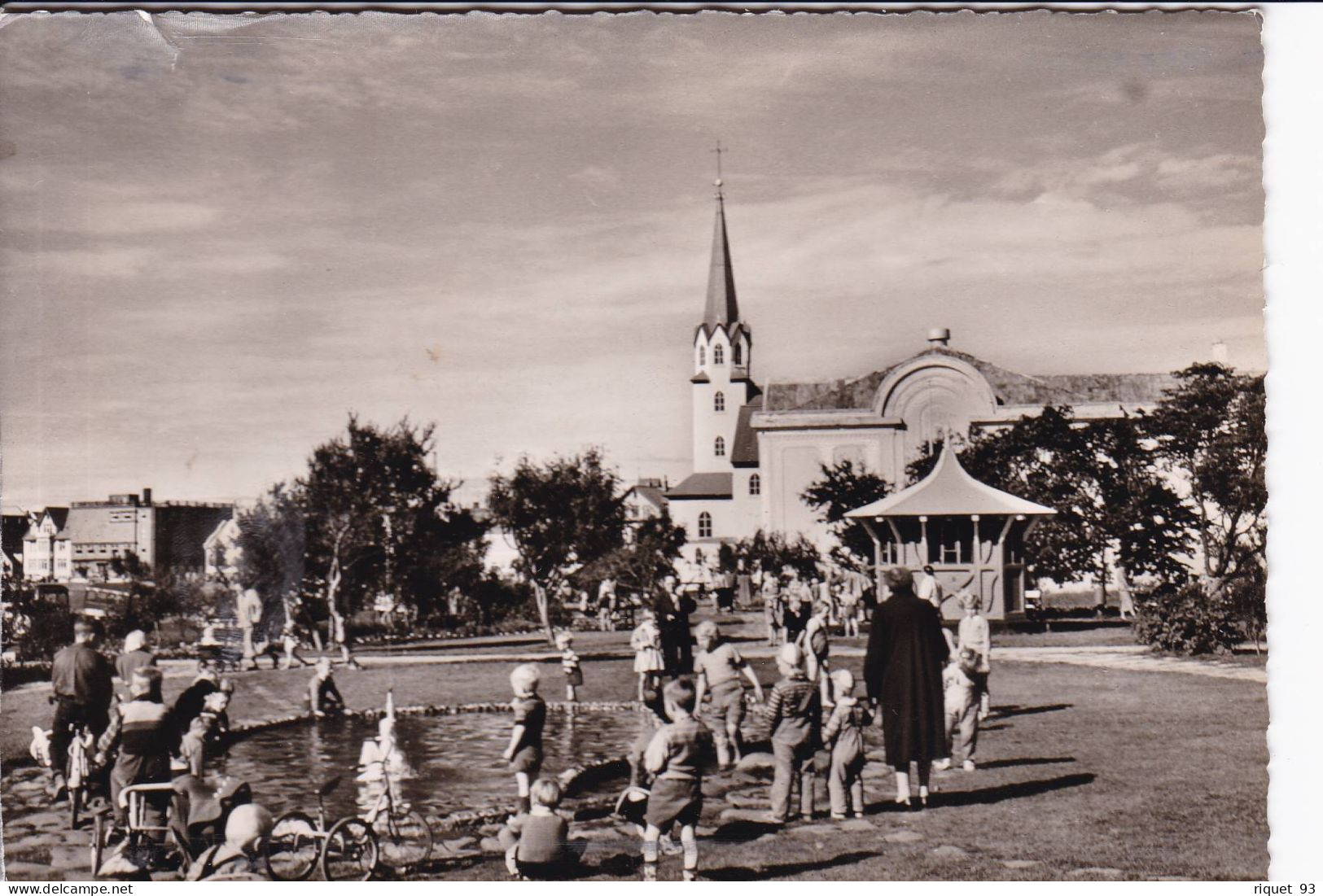 Reykjavik - (jardin Public Avec Enfants Autour Du Bassin) - Island