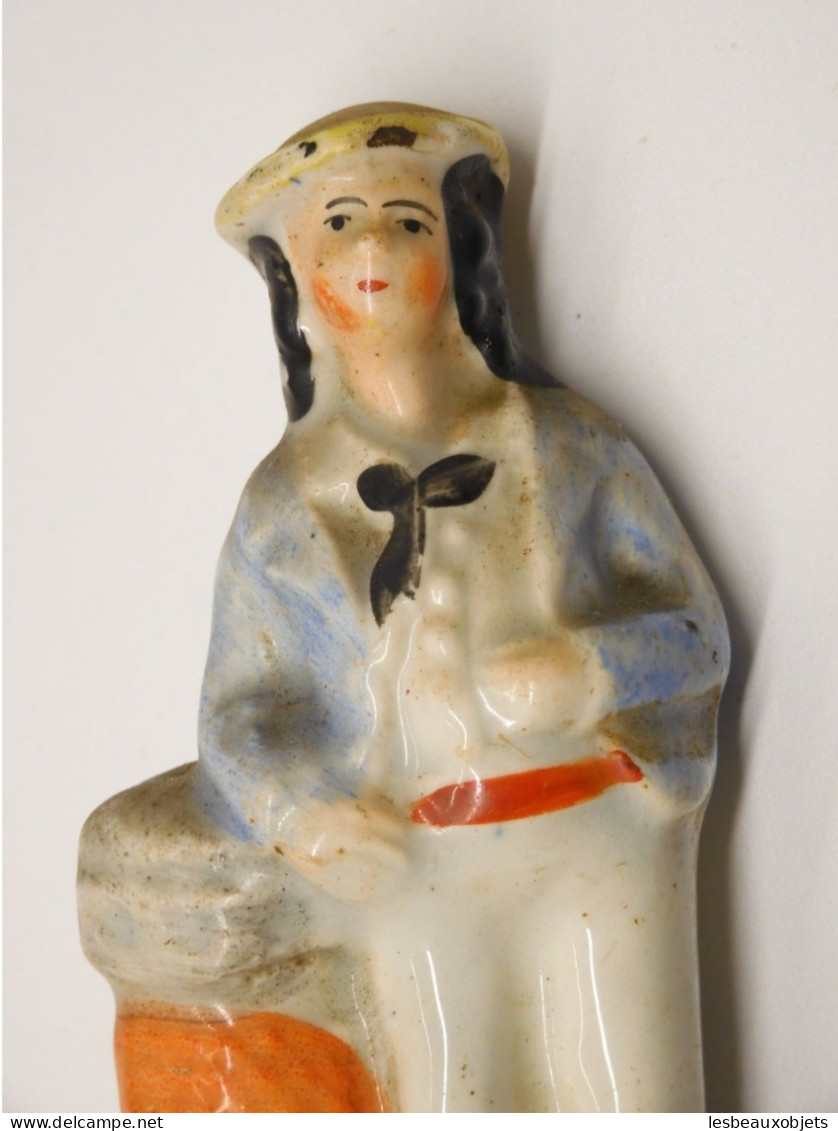 -ANCIENNE STATUETTE JEUNE MARIN Accoudé à une BITTE D'Amarrage CERAMIQUE    E