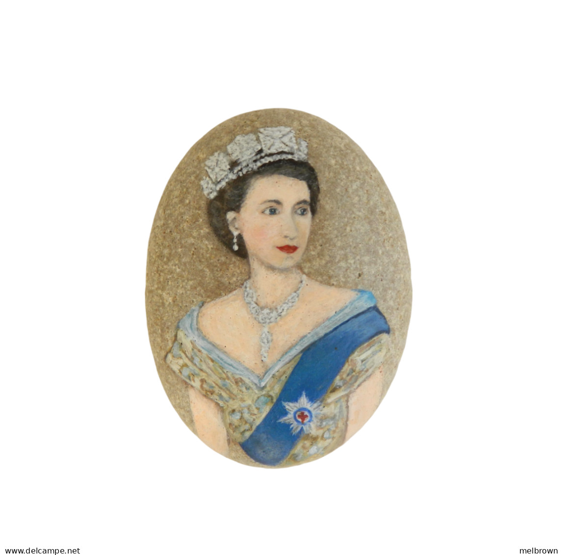 Queen Elizabeth II Of The United Kingdom Hand Painted On A Smooth Beach Stone Paperweight - Personnages