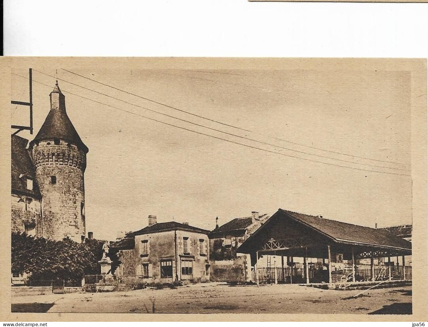 86 VIENNE Cpa MONTS SUR GUESNES La Place Des Halles - Monts Sur Guesnes