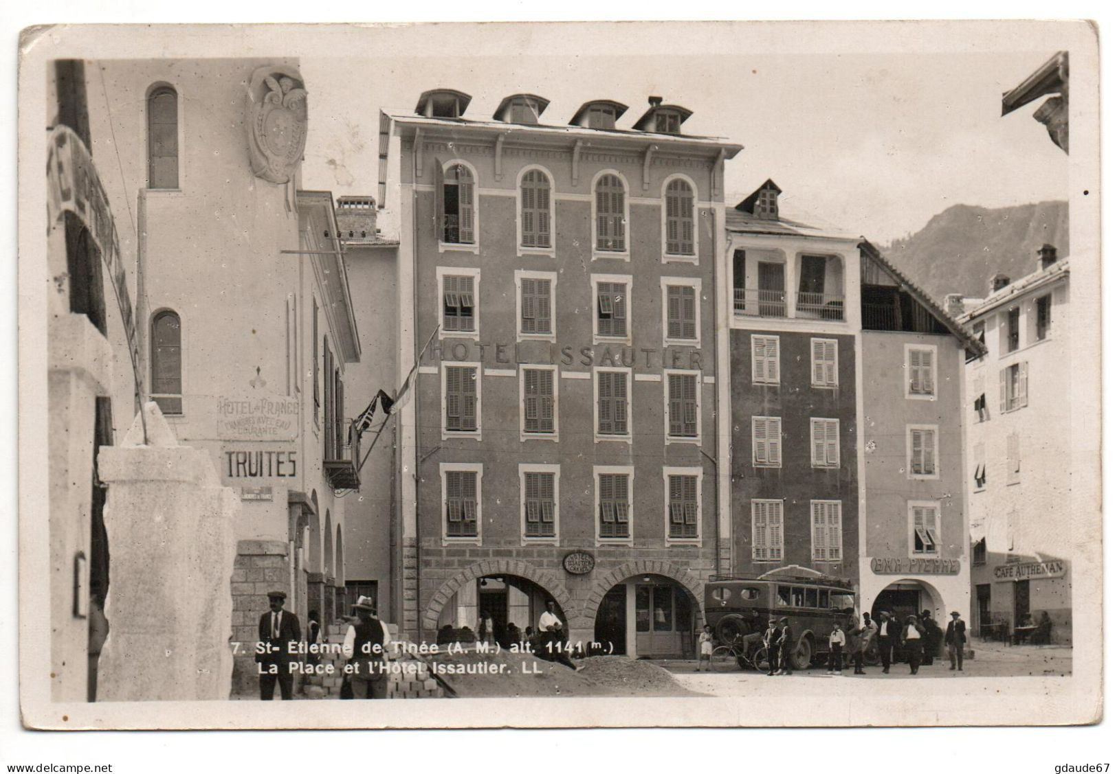 SAINT ETIENNE DE TINEE (06) - LA PLACE ET L'HOTEL ISSAUTIER - AUTOBUS - Saint-Etienne-de-Tinée