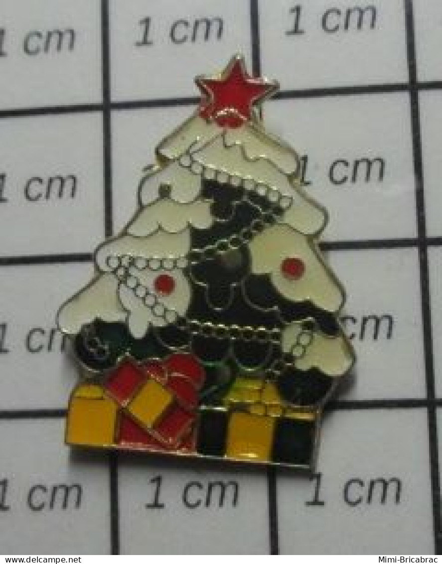 3619  Pin's Pins / Beau Et Rare / NOEL / SAPIN CADEAU BOULES DE NOEL NEIGE - Noël