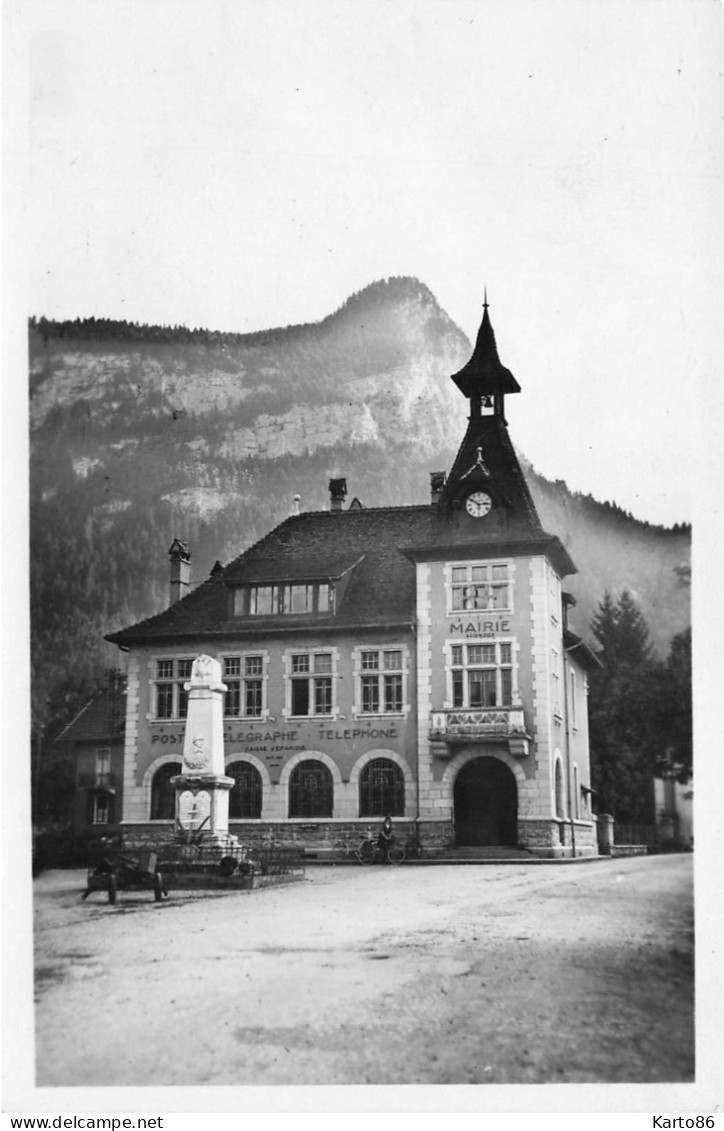 Scionzier * Place De La Mairie , La Poste Et Le Monument Aux Morts - Scionzier