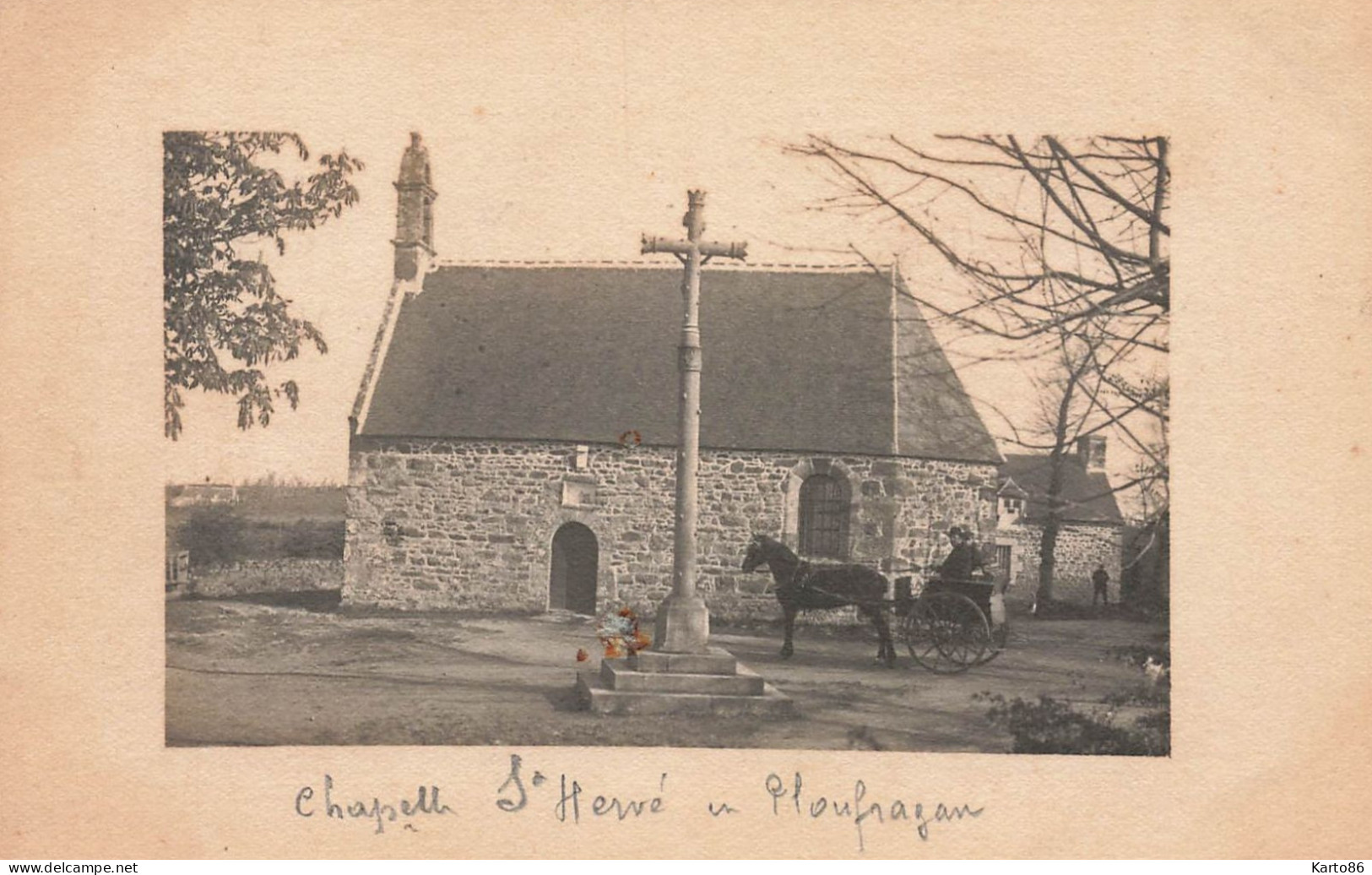 Ploufragan * Carte Photo * Un Coin Du Village Et La Chapelle St Hervé * Villageois Attelage Cheval - Ploufragan