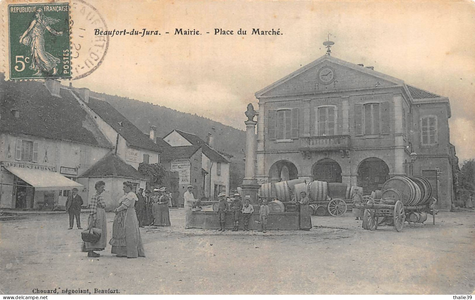 Beaufort Place Du Marché Fontaine Tonneaux Vin - Beaufort