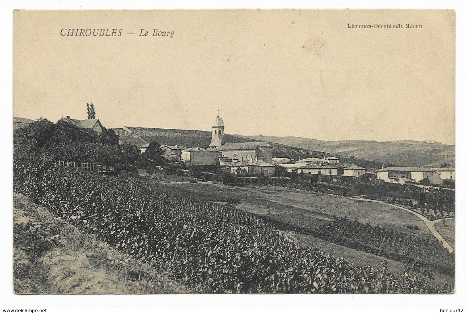 CHIROUBLES (69) Le Bourg (PLI BAS DROIT Voir Scans) - Chiroubles