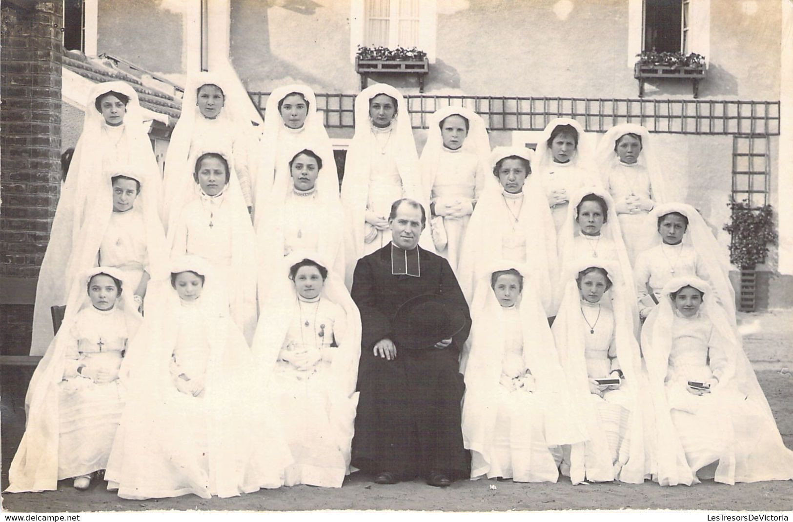 Photographie - GROUPE De Communiantes Et Curé - Carte Postale Ancienne - Fotografie