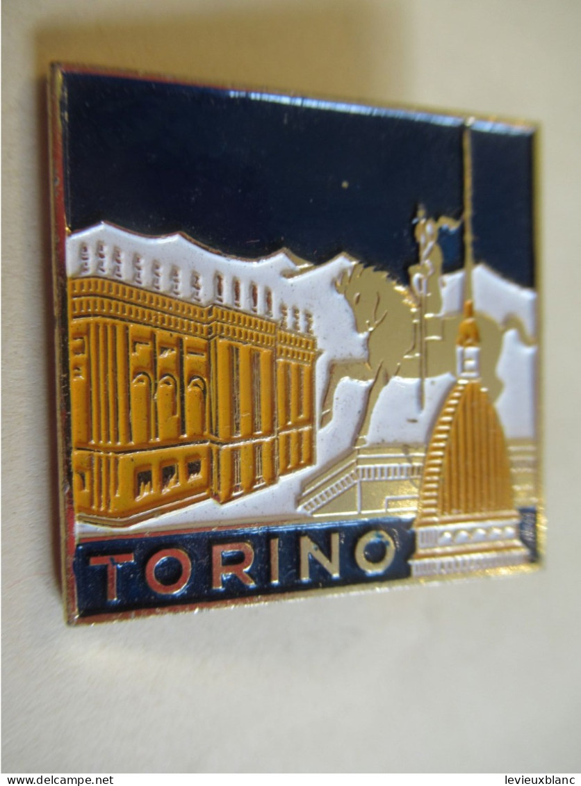 Petit Insigne à épingle/ " TORINO " /Statue De Cavalier En Place De Turin/ Métal Léger Peint/Vers 1970 -1980     INS102 - Autres & Non Classés