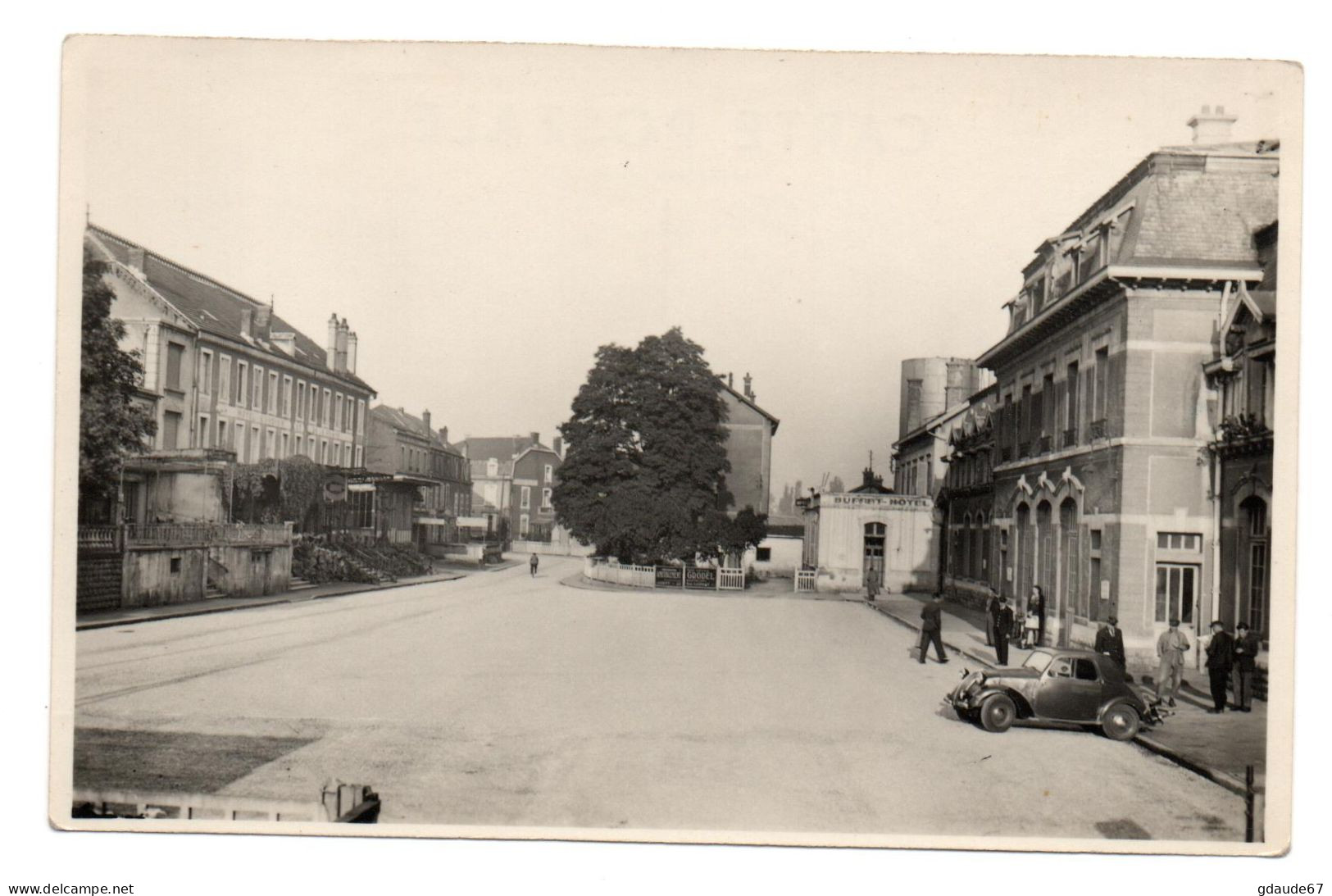 JARNY (54) - PLACE DE LA GARE - VOITURE / AUTO / AUTOMOBILE - Jarny