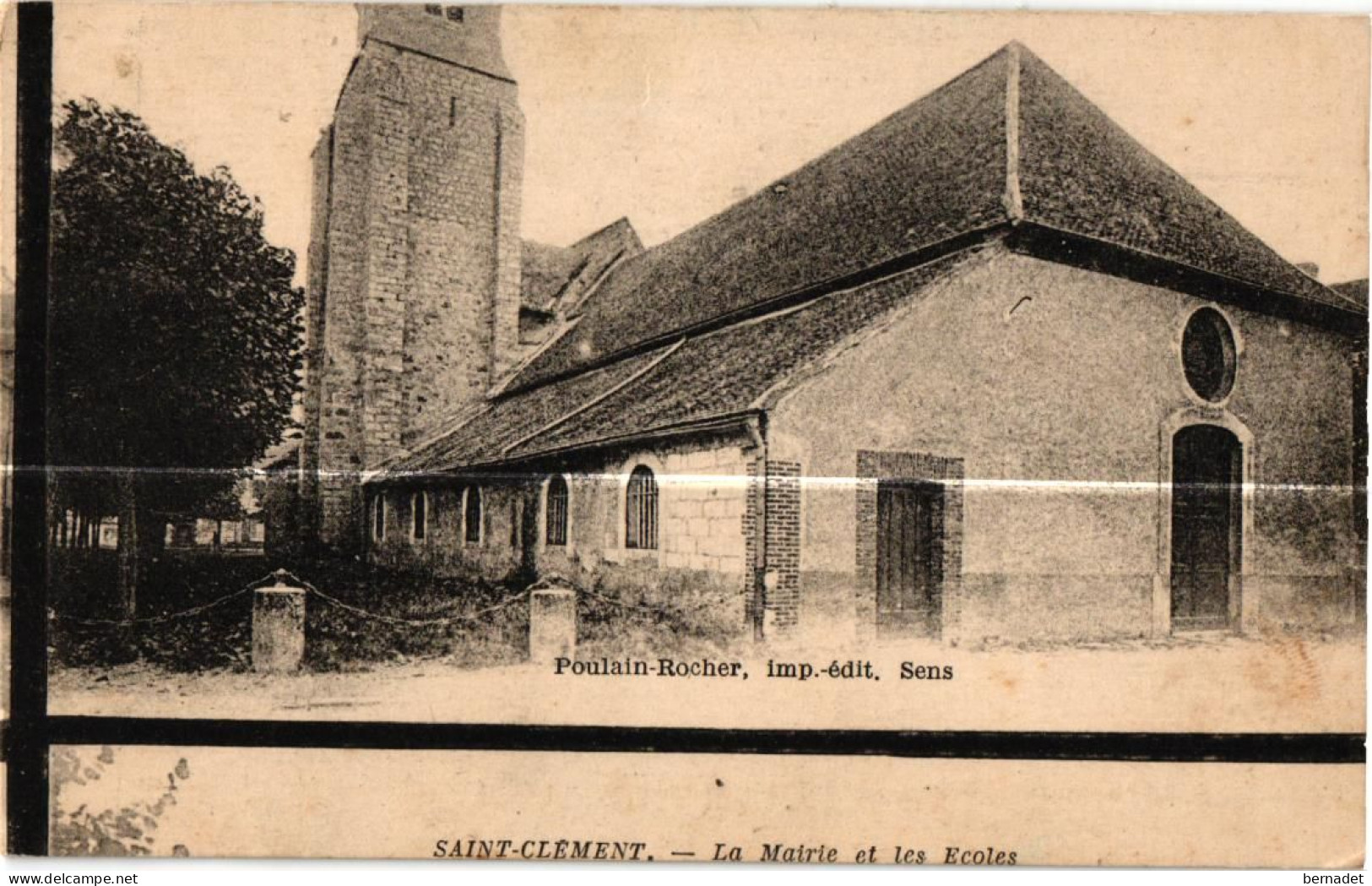 89 . SAINT CLEMENT .L EGLISE  ( LA MAIRIE ET LES ECOLES ) ERREUR DE DECOUPAGE  (Trait Blanc  Pas Sur L'original ) - Saint Clement