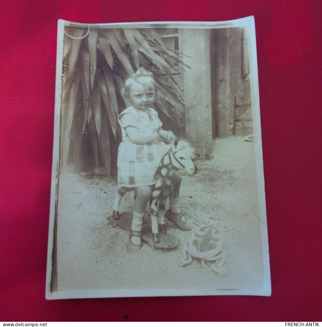 PHOTO ENFANT ET VIEUX JOUET - Objects