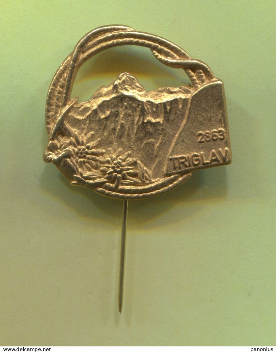 Alpinism Mountaineering - Triglav Slovenia Ice Ax, Vintage Pin Badge Abzeichen - Alpinism, Mountaineering