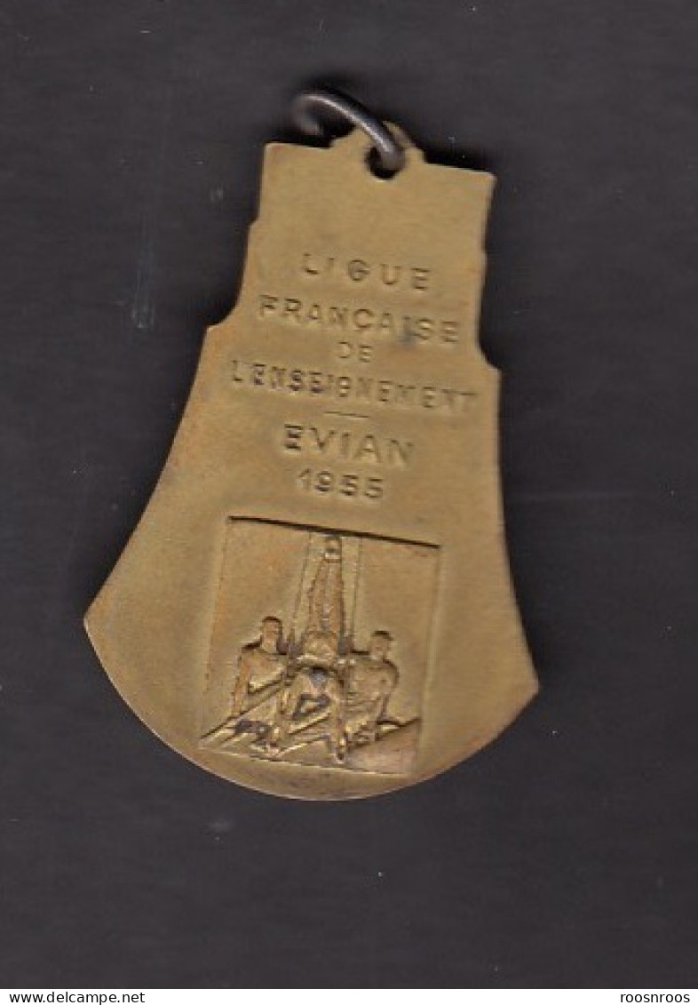 GYMNASTIQUE - PETITE MEDAILLE METAL - UFOLEP - LIGUE FRANCAISE DE L'ENSEIGNEMENT - EVIAN. 1955 - Gymnastik