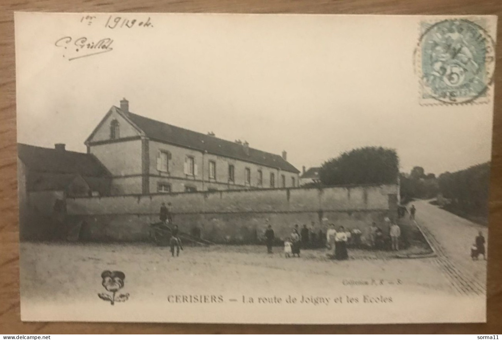 CPA CERISIERS 89 La Route De Joigny Et Les Ecoles - Cerisiers