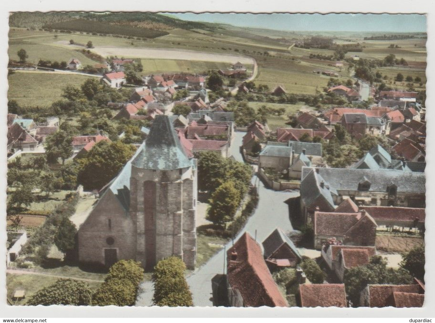 89 - Yonne / SOUCY -- L'Eglise Et La Place. - Soucy