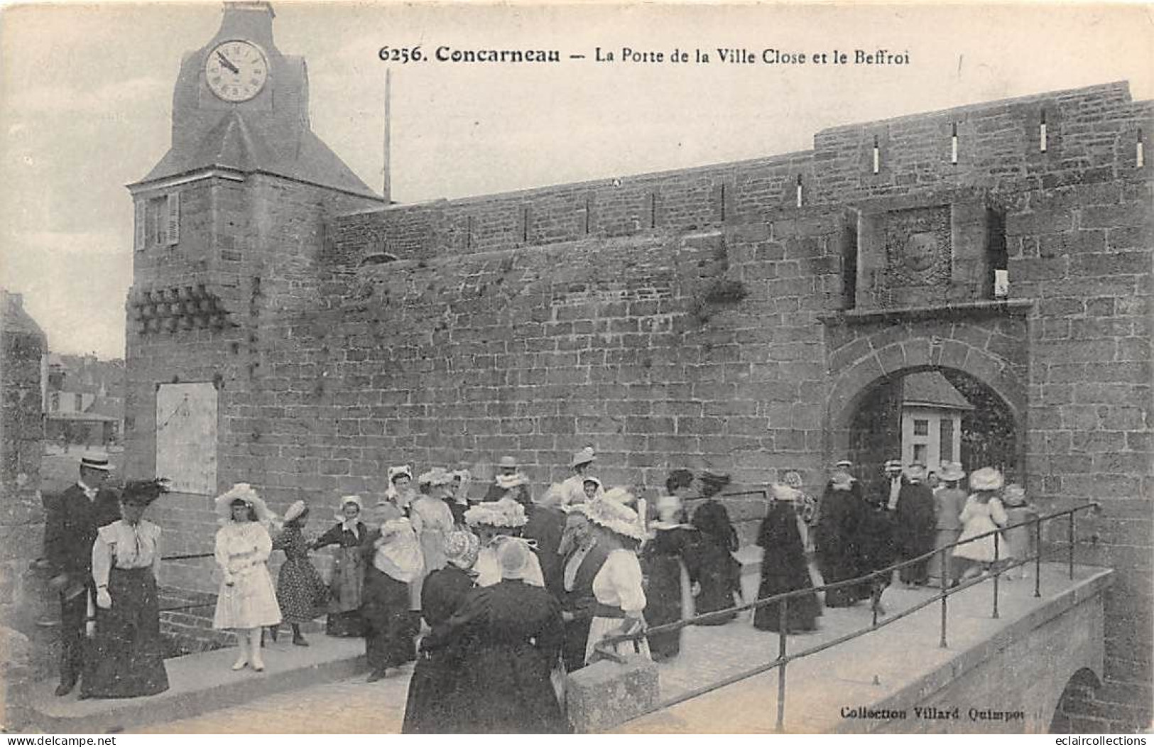 Concarneau        29        La Foule Devant La Porte De La Ville Close Et Le Beffroi     N° 6256  (voir Scan) - Concarneau