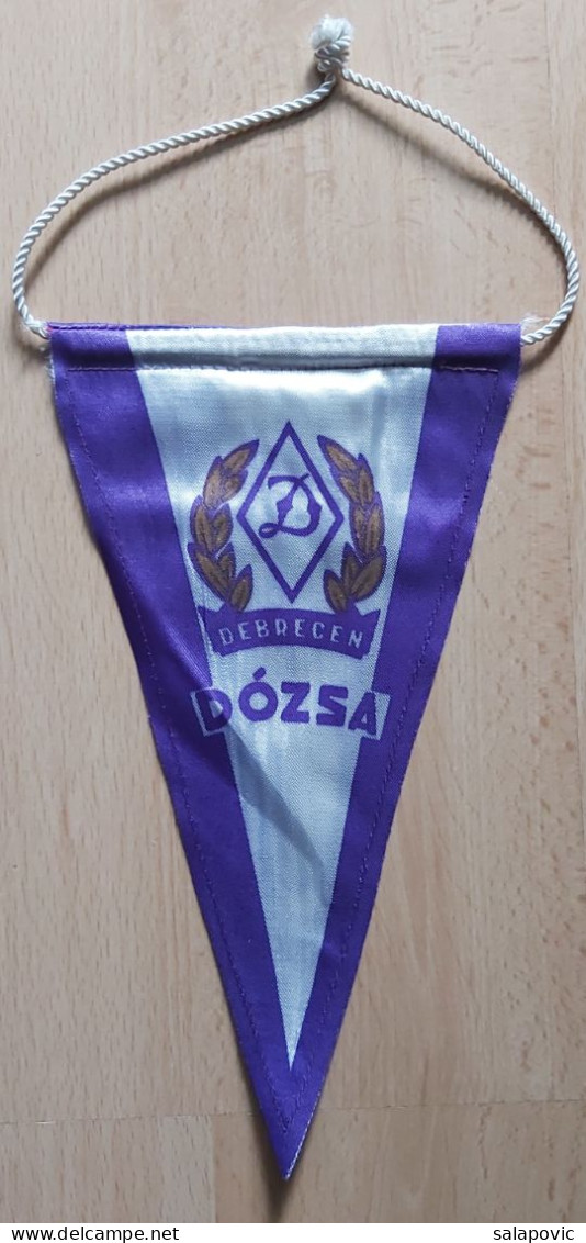 DOZSA Debrecen Hungary  Football Club Fussball Soccer Calcio PENNANT ZS 1 KUT - Habillement, Souvenirs & Autres