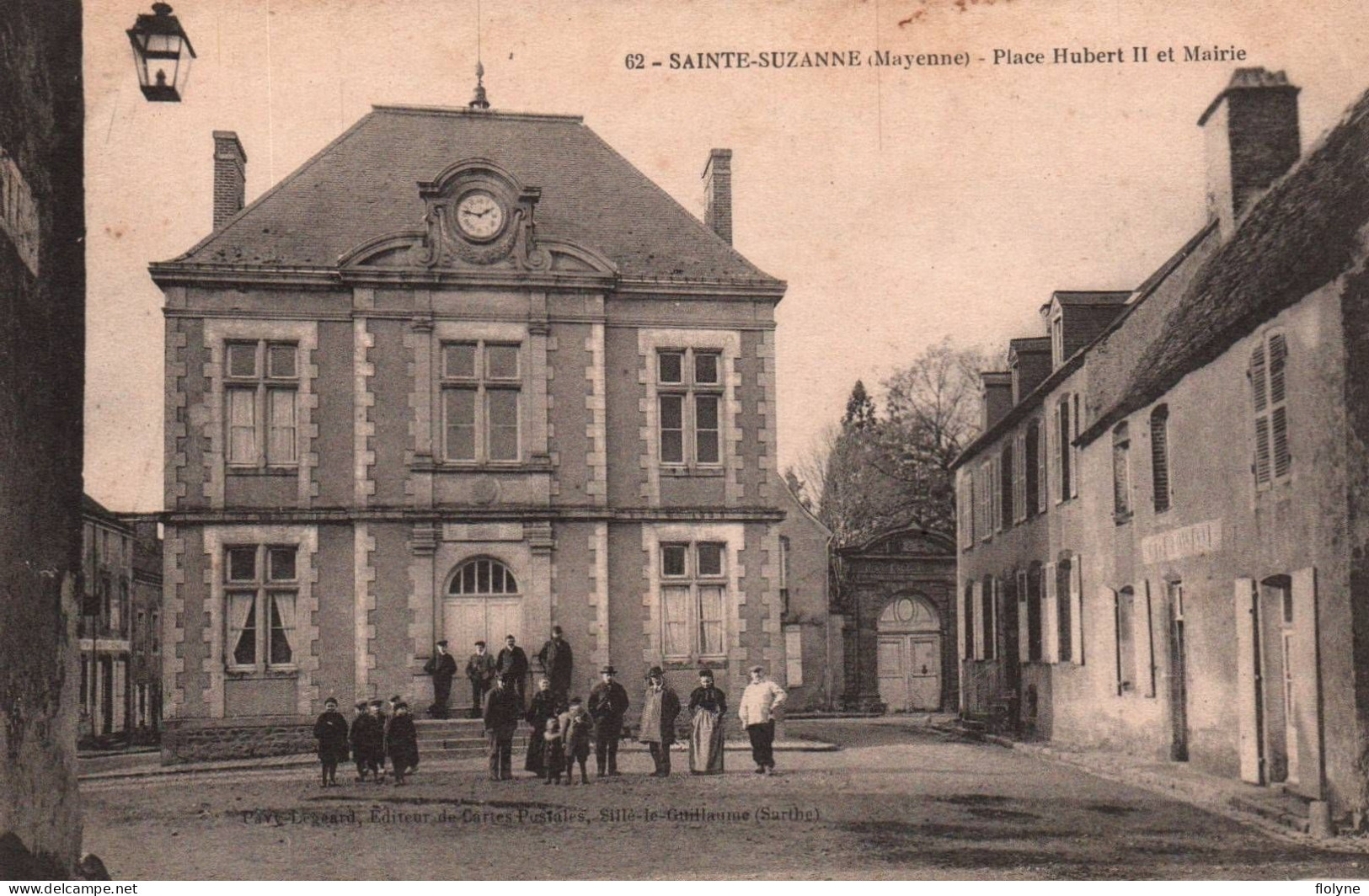 Sainte Suzanne - La Place Hubert II Et La Mairie - Les Villageois - Sainte Suzanne