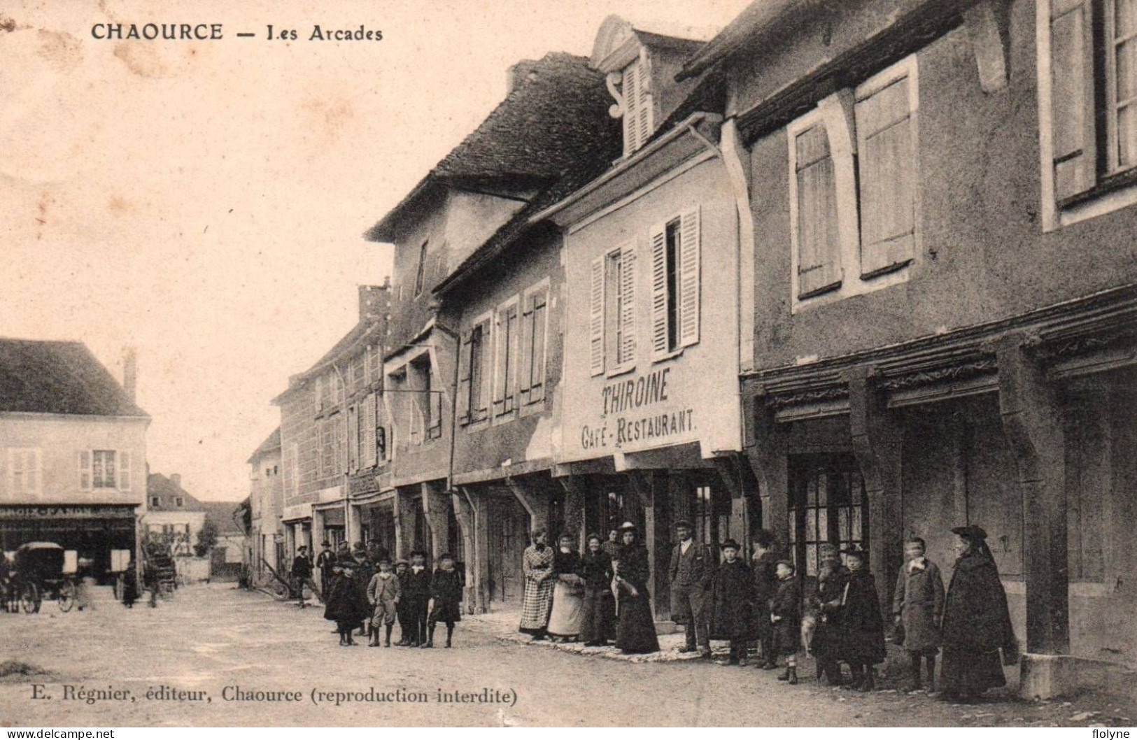 Chaource - Place Et Les Arcades - Café Restaurant THIROINE - Villageois - Chaource