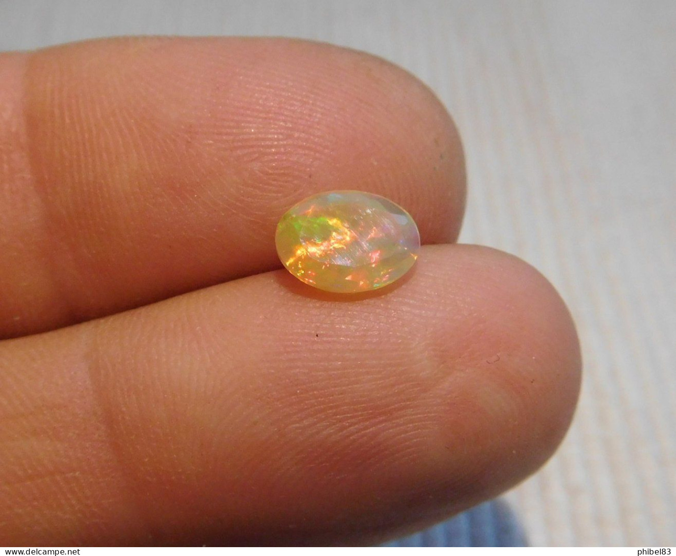 Très belle opale naturelle a facettes, taille ovale 0.61 carat  CL26