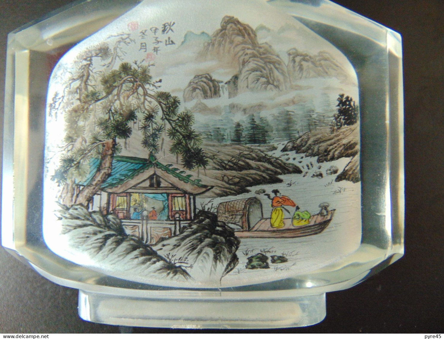 Flacon tabatière en verre, décor paysage asiatique peint à l'intérieur , dimensions 9 x 3 x 10cm, poids 550 gr