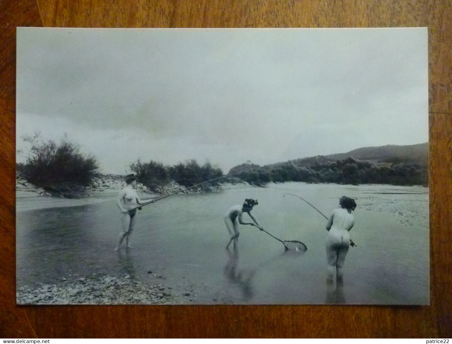 Photo De 3 Femmes Pêchant Nues -pêche Pêcheur Naturisme Naturiste Nudiste - Unclassified