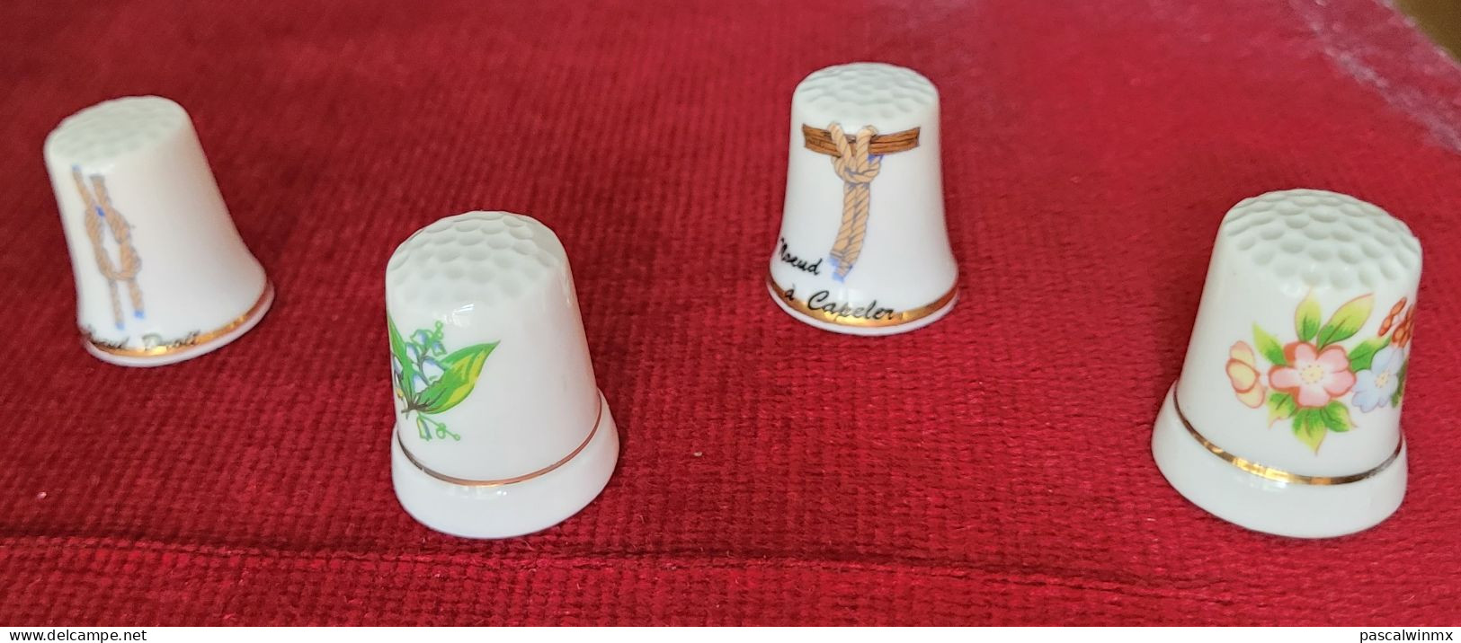 Lot De 2 Dés à Coudre De Collection En Porcelaine (thème Fleurs) - Dedales