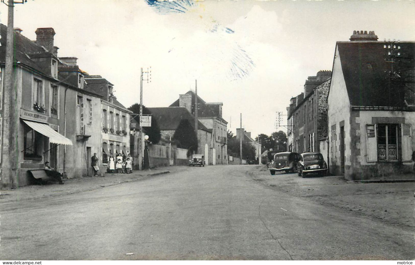 COUPTRAIN - L'hôtel De La Croix Verte Et La Route De Pré En Pail. - Couptrain