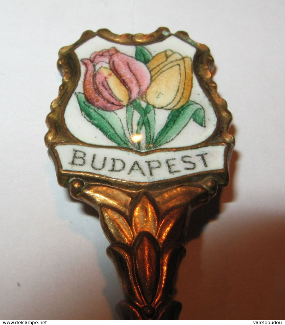 Petite Cuillére émaillée Souvenir De Budapest. - Cuillères