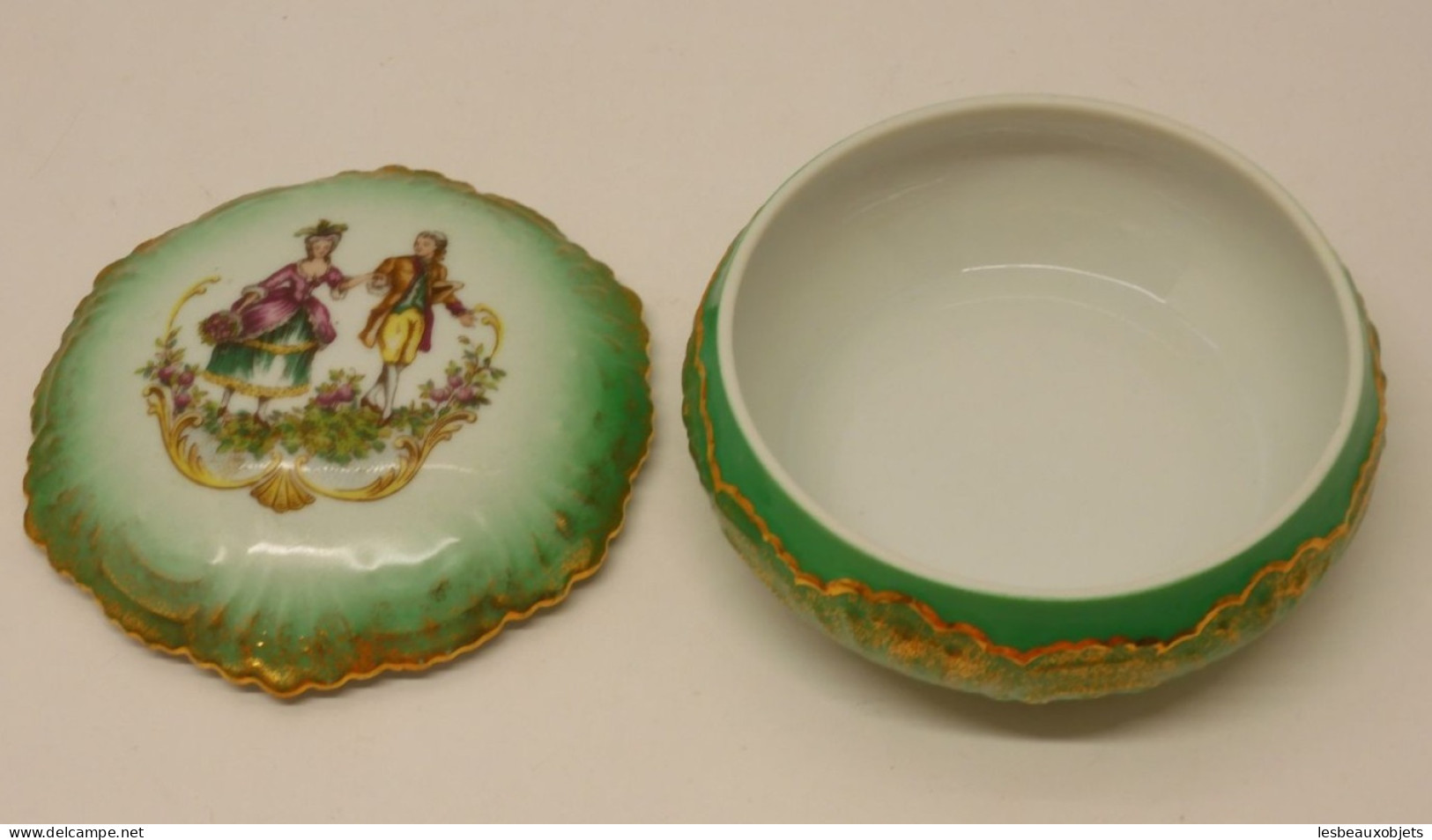 -JOLIE BOITE BONBONNIERE PORCELAINE LIMOGES Verte & Dorures Marquis Marquise     E