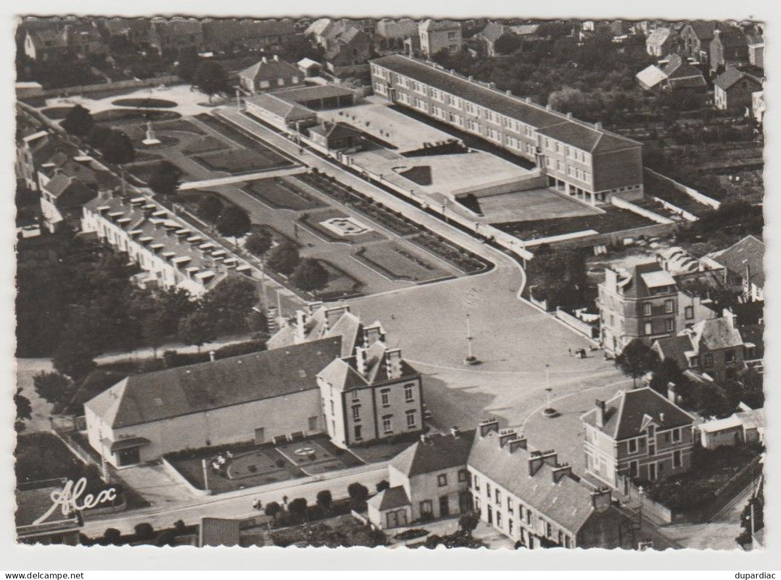 50 - Manche /  EQUEURDREVILLE -- La Place Hippolyte Mars Et Le Cours Complémentaire De Filles.. - Equeurdreville