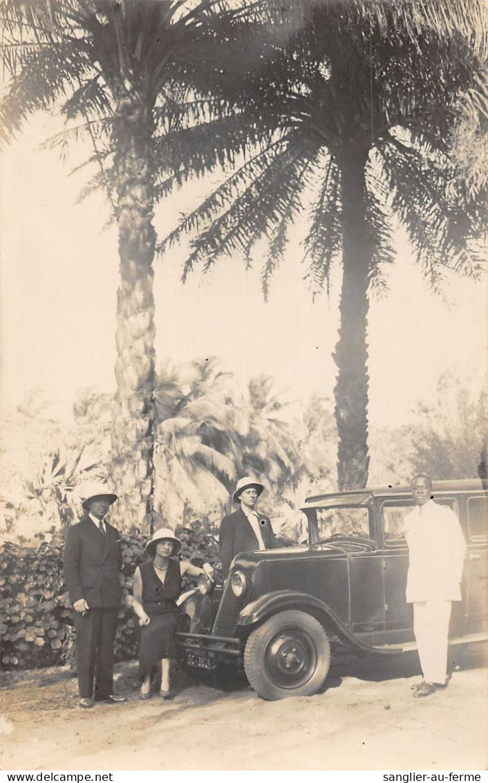 CPA SENEGAL CARTE PHOTO AVEC DES COLONS DEVANT UNE VOITURE ANCIENNE AVEC LEUR SERVITEUR - Senegal