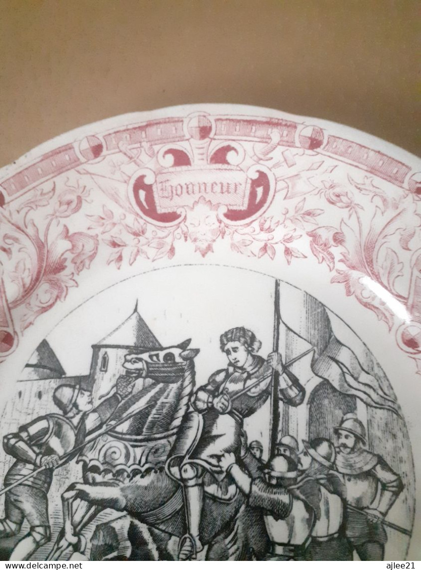 Assiette Sarreguemines Jeanne d'arc est faite Prisonnière sous les Murs de Compiègne.