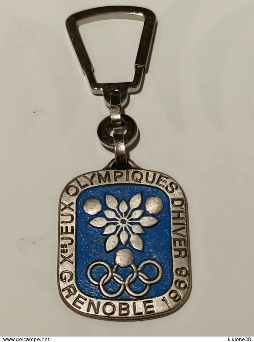 Porte Clé (repeint) En BLEU Des Jeux Olympiques De Grenoble 68. Objet Souvenir, Médaille, Badge, Pin's. - Kleding, Souvenirs & Andere