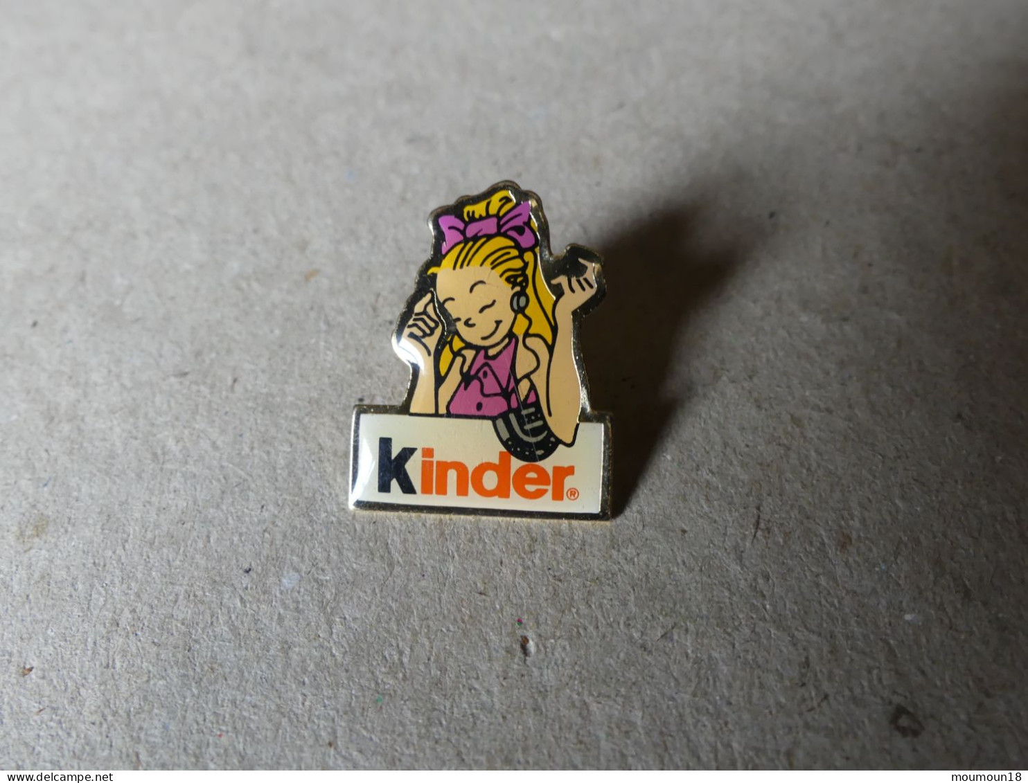 Lot 8 pin's Kinder dont Caroline Lisfranc