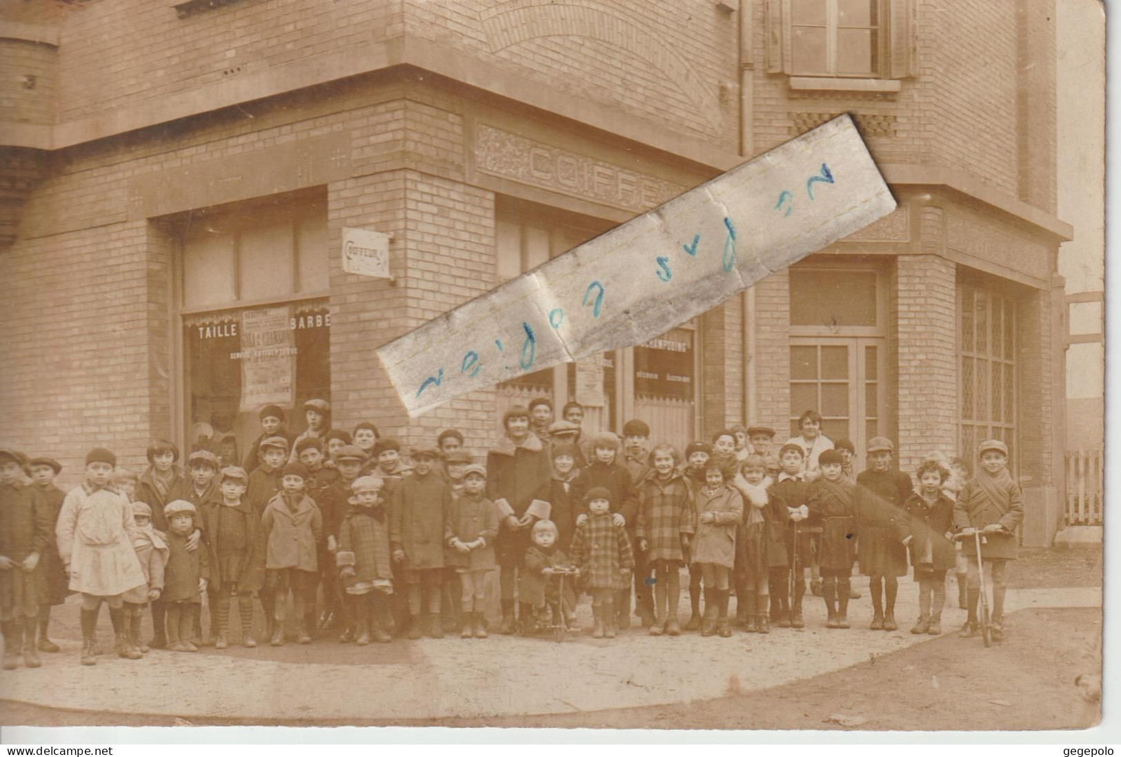 VIRY- CHÂTILLON - Que D'enfants Qui Posent  Devant Le Salon De Coiffure  - Maison RAOUL  (  Carte Photo ) - Viry-Châtillon