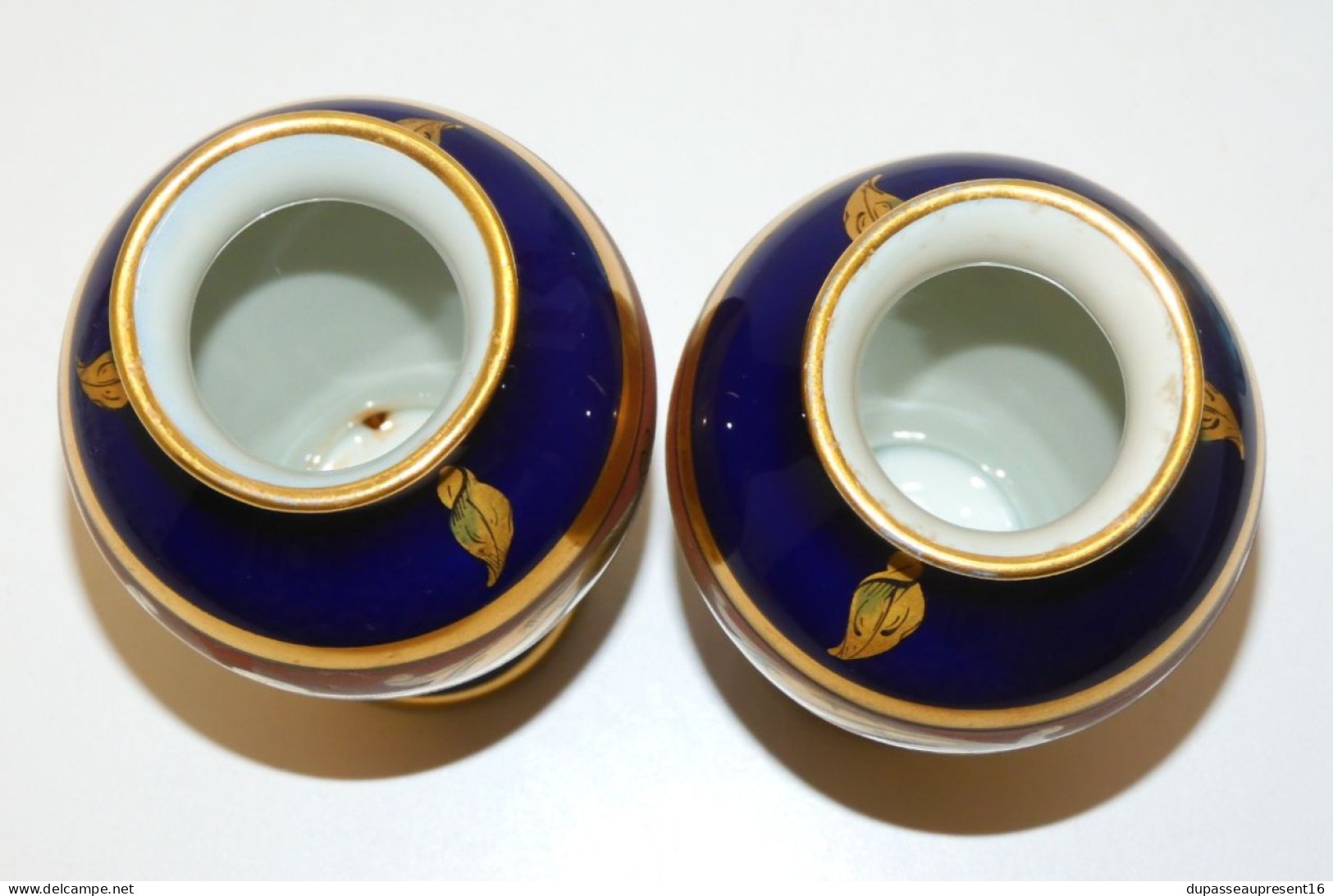 -PAIRE DE VASES PORCELAINE de LIMOGES ORFEBRERIA AWEZIN bleu de FOUR & Dorures   E