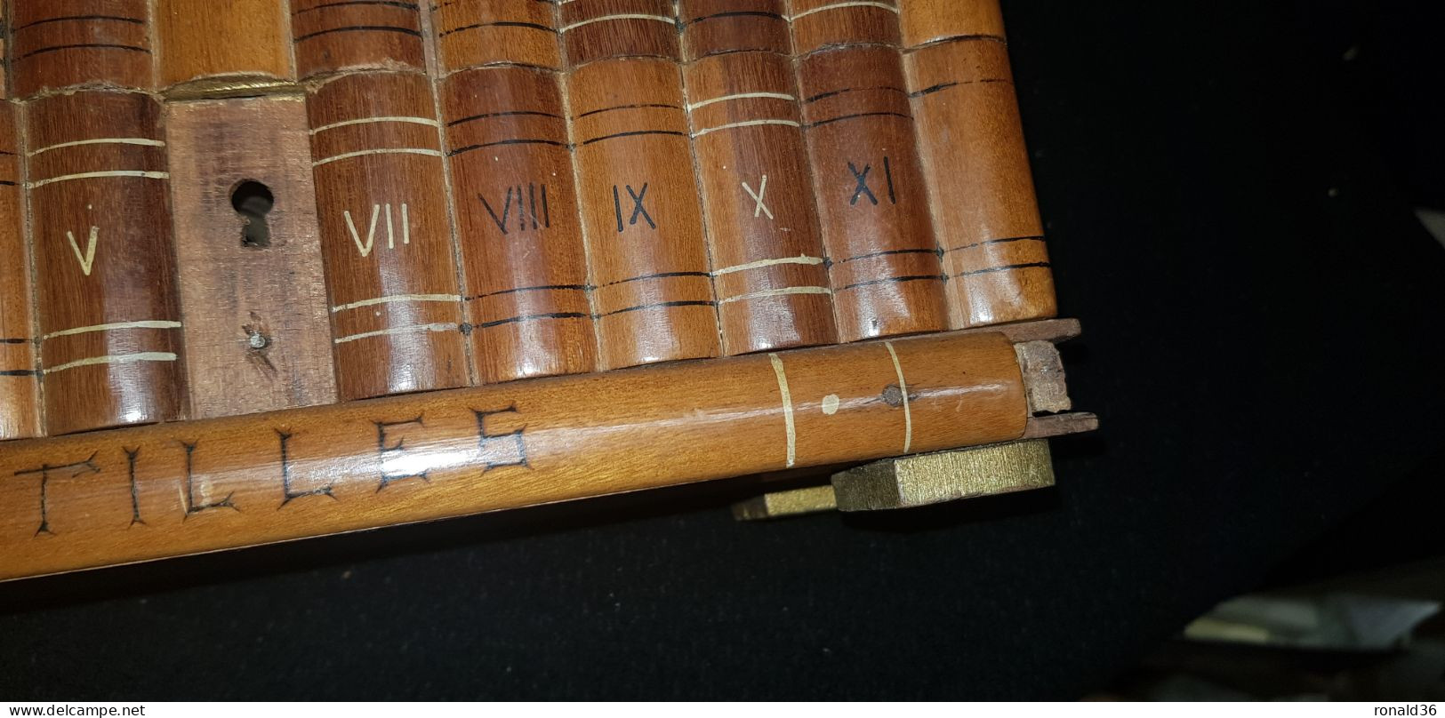 BOITE a BIJOUX en bois à système de glissière  CARTE compartiments Antilles MARTINIQUE St Pierre  forme de livre miroir