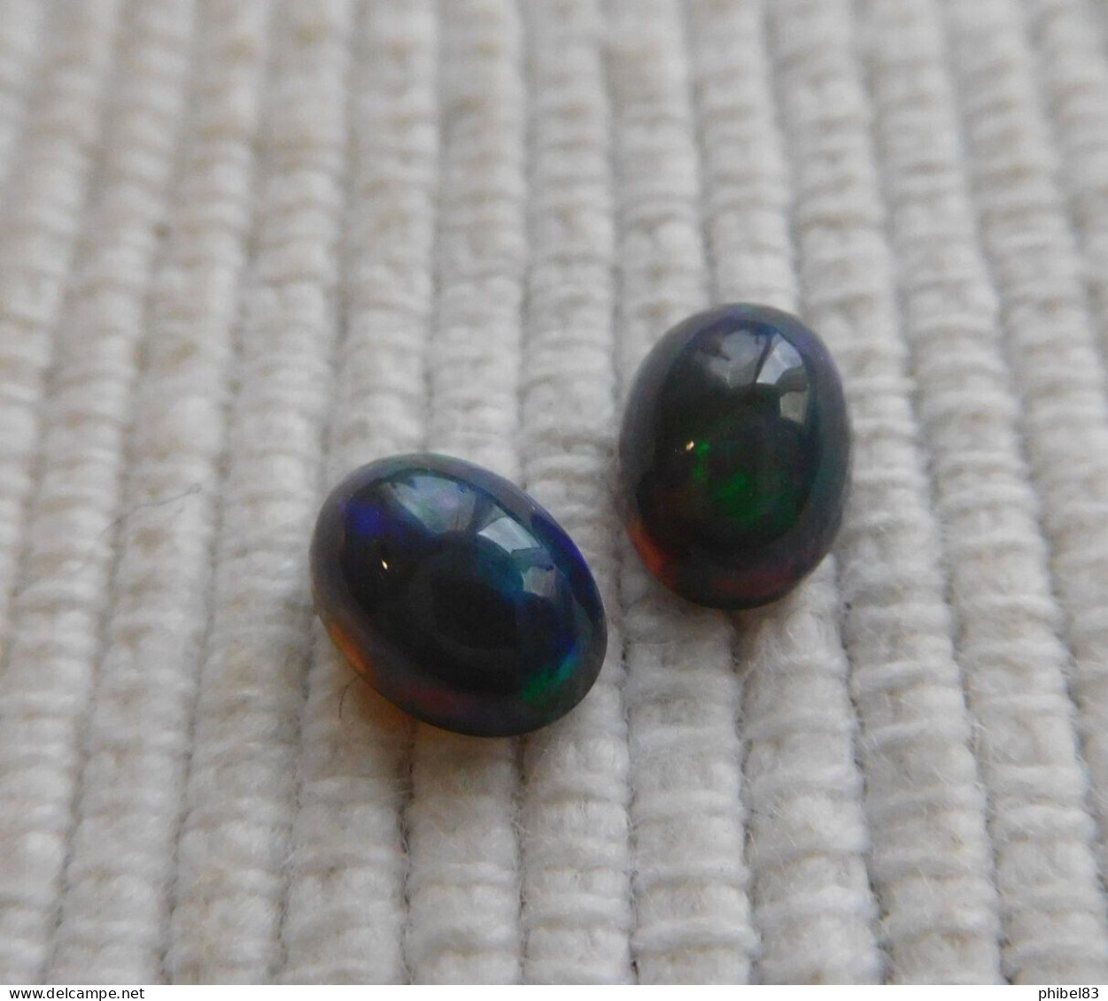 Paire D'opale Noire, Cabochon Ovale, Superbe Couleurs Presentes 1.23 Carat Cl28 - Opaal