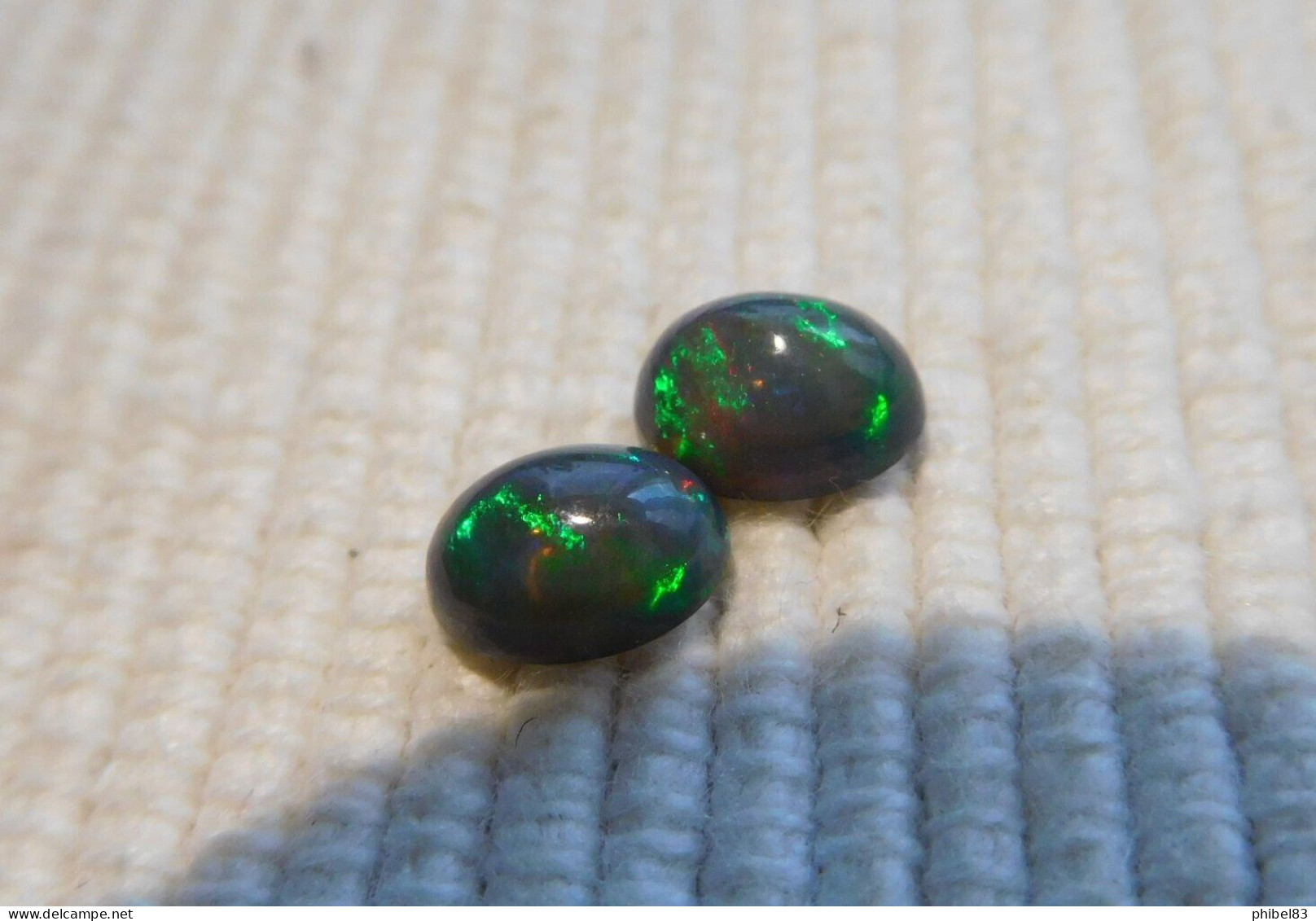 Paire D'opale Noire, Cabochon Ovale, Superbe Couleurs Presentes 1.23 Carat Cl28 - Opaal